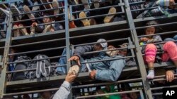 Karavan Migran dari Amerika tengah, menerima bantuan pangan di Celaya, Meksiko, 11 November 2018. (Foto: dok).