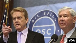 Wakil pimpinan Komisi Penanggulangan Tumpahan Minyak Nasional, Bob Graham (kanan) dan William Reilly, dalam jumpa pers di Washington, DC, mengenai laporan terbaru mereka.