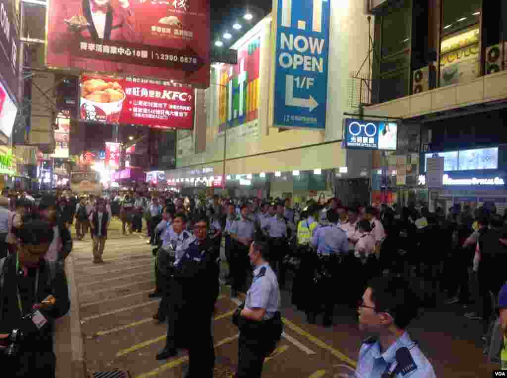 大批市民连续第二晚在旺角与警方“巷战” （美国之音海彦拍摄 ）