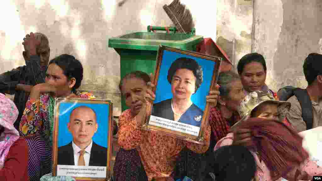 អ្នកភូមិ​ជាច្រើន​នាក់​មក​ពីស្រុក​ស្រែអំបិល​ ខេត្តកោះកុង​ កាន់​ព្រះឆាយាល័ក្ខណ៍​ព្រះ​មហាក្សត្រខ្មែរ​សម្តេច​ព្រះបាទ​បរមនាថ​ នរោត្តម​​សីហមុនី​ និង​សម្តេចម៉ែ​​នរោត្តម​មុនីនាថ​ សីហនុ​ ក្នុងពេលតវ៉ា​ទាមទារ​ដំណោះ​ស្រាយ​ដីធ្លី​នៅ​ក្រសួង​រៀបចំដែន​ដី​ ថ្ងៃទី​​២២​ ខែស