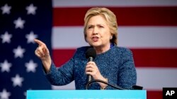 Calon presiden dari partai Demokrat Hillary Clinton saat berkampanye di NewBo City Market, Cedar Rapids, Iowa, Jumat, 28 Oktober 2016. (AP Photo/Andrew Harnik) 