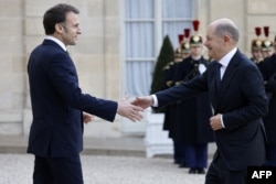 Fransiya rahbari Emmanuel Makron Germaniya kansleri Olaf Sholzni kutib olmoqda, Parij, 17-fevral, 2025