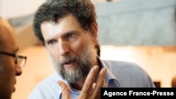 Osman Kavala, seorang dermawan dan aktivis hak-hak sipil yang dipenjarakan di Turki atas tuduhan berusaha menggulingkan pemerintah melalui demonstrasi nasional tahun 2013. (Foto: Anadolu Culture Center / AFP)