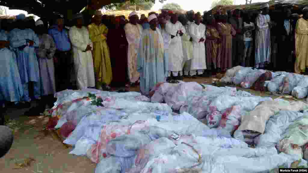 Mutanen da aka kasha a jihar Zamfara, lokacin da ake yi musu jana'iza, 6 ga Afirailu 2014.