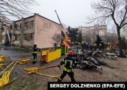 საგანგებო სიტუაციების სამსახურის წარმომადგენლები, შვეულმფრენის ჩამოვარდნის ადგლზე მუშაობენ. 18 იანვარი, 2023 წელი.