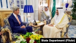 Menteri Luar Negeri Amerika John Kerry (kiri) bertemu dengan Pangeran Saudi Mohammed bin Salman setibanya di Jeddah, Kamis pagi (25/8).