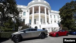 Yon kamyon sibe Tesla estasyone devan Mezonblanch la nan Washington, 11 Mas, 2025. 