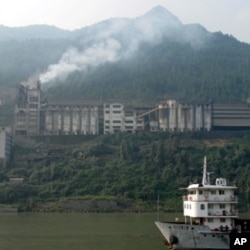 长江岸边的工厂