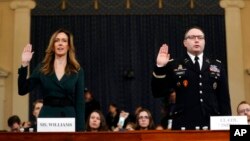 Jennifer Williams, Staf Wakil Presiden Mike Pence (kiri) dan Letkol Alexander Vindman, pakar senior mengenai Ukraina di Dewan Keamanan Nasional AS (kanan), diambil sumpahnya sebelum memberikan kesaksian di Gedung Capitol, Washington, D.C., 19 November 2019. 