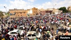 Warga berkumpul di luar rumah sakit di Benghazi, Libya pasca ledakan bom mobil, Senin (13/5).