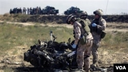 Tentara NATO di Afghanistan memeriksa rongsokan kendaraan yang dipakai sebagai bom bunuh diri (foto: dok.).