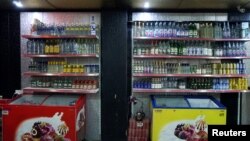 Botol-botol miras di toko yang baru dibuka kembali.