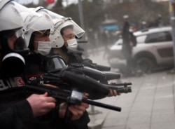 រូបឯកសារ៖ មន្ត្រីប៉ូលិសតួកគីបាញ់គ្រាំជ័រលើក្រុមនិស្សិតនៃសាកលវិទ្យាល័យ Bogazici ប្រឆាំងរដ្ឋាភិបាលនៅទីក្រុង Istanbul កាលពីថ្ងៃទី២ ខែកុម្ភៈ ឆ្នាំ២០២១។