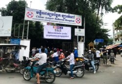 ពលរដ្ឋ​រស់នៅ​ក្នុង​សង្កាត់​ច្បារអំពៅ បាន​មក​ចាក់​វ៉ាក់សាំង​បង្ការ​កូវីដ ដូស​ទី ៣ នៅ​មន្ទីរពេទ្យ​បង្អែក​ច្បារអំពៅ ក្នុង​រាជធានី​ភ្នំពេញ កាលពី​ថ្ងៃ​ទី ១៤ ខែតុលា ឆ្នាំ ២០២១។ (ធីតា វីន/វីអូអេ)