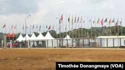 Vue sur le stade d'Oyem, au Gabon, le 25 janvier 2017. (VOA/Timothée Donangmaye)