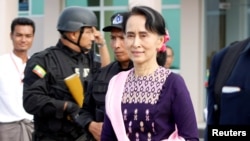 Pemimpin de facto Myanmar Aung San Suu Kyi tiba di bandara Sittwe setelah mengunjungi Maungdaw di negara bagian Rakhine, 2 November 2017.