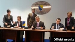 Ministri policije Crne Gore Raško Konjević, Bosne i Hercegovine Fahrudin Radončić i Srbije Ivica Dačić potpisuju u Sarajevu Izjavu o zajedničkoj saradnji (Autor MUP CG)