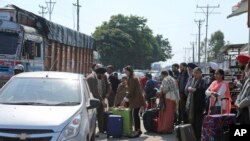 Para penumpang berdiri di luar bandara, setelah pihak berwenang menutup wilayah udaranya bagi penerbangan sipil di tengah ketegangan di sepanjang perbatasan dengan Pakistan di Jammu, India, 27 Februari 2019.