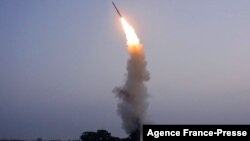 북한 관영 ‘조선중앙통신’은 1일 “국방과학원이 9월 30일 새로 개발한 반항공미사일을 시험발사를 진행했다"며 사진을 공개했다.