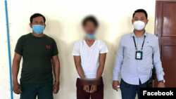 លោក តោ ចន្នី (កណ្តាល) ត្រូវបាន​ព្រះរាជអាជ្ញា​តុលាការ​រាជធានី​ភ្នំពេញ សម្រេច​ចោទប្រកាន់​តាម​មាត្រា១១​នៃច្បាប់​ស្តីពី​វិធានការ​បង្ការ​ជំងឺ​កូវីដ១៩ ពាក់ព័ន្ធ​នឹង​ការអធិប្បាយ​កុំ​ឲ្យ​ចាក់​វ៉ាក់សាំងចិន។ (រូបថត​ពី​ទំព័រ​ហ្វេសប៊ុក​ស្នងការដ្ឋាន​នគរបាល​រាជធានី​ភ្នំពេញ)