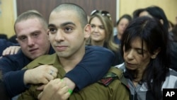 Sersan Elor Azaria bersama orangtuanya di pengadilan militer Tel Aviv, Israel, 4 Januari 2017 (Heidi Levine, Pool via AP).