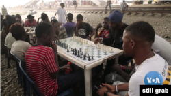 Lokacin da yake koyarwa yara wasan Chess