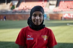 Kamila Nuh (13), mengenakan hijab olahraganya sebelum berlatih sepak bola di stadion MUP, Vantaa, Finlandia, 1 Juni 2021. (AFP)>