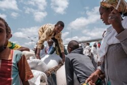 Distribusi bantuan pangan yang diselenggarakan oleh pemerintah Amhara di dekat desa Baker, 50 kilometer tenggara Humera, Tigray, Ethiopia, 11 Juli 2021. (EDUARDO SOTERAS/AFP)