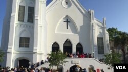 Orang-orang berkumpul sebelum penghormatan kepada korban di geraja Emanuel AME di Charleston, South Carolina, 21 Juni 2015. (Jerome Socolovsky/VOA)
