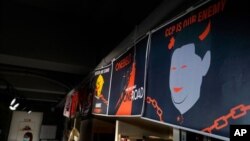 រូបឯកសារ៖ រូប​ដែល​មាន​លក្ខណៈ​ប្រឆាំង​នឹង​រដ្ឋាភិបាល​ចិន ត្រូវបាន​ដាក់តាំង​បង្ហាញ​នៅ​សារមន្ទីរ៤ មិថុនា នៅ​ទីក្រុង​ហុងកុង នៅ​ថ្ងៃទី២០ ខែឧសភា ឆ្នាំ២០២០។