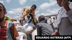 Distribution de nourriture organisée par le gouvernement Amhara près du village de Baker, à 50 km au sud-est de Humera, dans la région de Tigray en Ethiopie, le 11 juillet 2021.