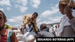 Une distribution de nourriture organisée par le gouvernement Amhara a lieu près du village de Baker, à 50 km au sud-est de Humera, dans la région du Tigré en Éthiopie le 11 juillet 2021.