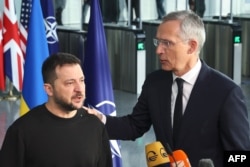 Presiden Ukraina Volodymyr Zelensky (kiri) dan Sekretaris Jenderal NATO Jens Stoltenberg membuat pernyataan pada awal kunjungan pertama Zelensky ke markas NATO sejak dimulainya invasi Rusia ke Ukraina pada Februari 2022, di Brussels. (Foto: AFP)