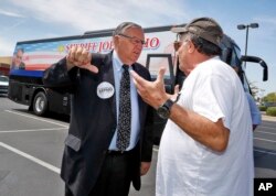 미국 애리조나주 공화당 상원의원 후보인 조 아파이오 마리코파카운티 셰리프국 전 국장이 23일 스카츠데일에서 유권자와 대화를 하고 있다.