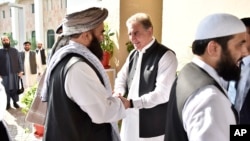 Pokiston Tashqi ishlar vaziri Shoh Mahmud Qurayshiy (markazda) Tolibon vakillari bilan, Islomobod, Pokiston, 2019-yil, 3-oktabr