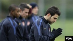 Kapten Arsenal Cesc Fabregas, kanan, ikut sesi latihan di London Colney, Inggris, hari Selasa (15/2) menjelang pertandingan leg pertama putaran 16 besar Liga Champions melawan FC Barcelona di London pekan lalu. Ia akan absen membela klubnya di final Piala