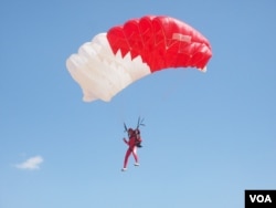 A skydiver from Morocco lands during a skydiving competition by Giza Pyramids in Egypt, March 2, 2016. (H. Elrasam/VOA)