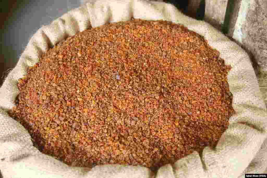 یہاں کے تاجروں کے مطابق وہ لاکھ دانہ بھارت، چین اور تھائی لینڈ سے درآمد کرتے ہیں۔ 