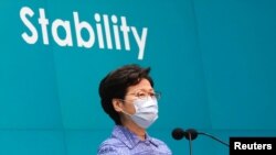 Kepala Eksekutif Hong Kong Carrie Lam, mengenakan masker selama berlangsungnya konferensi pers di Hong Kong, 26 Mei 2020.