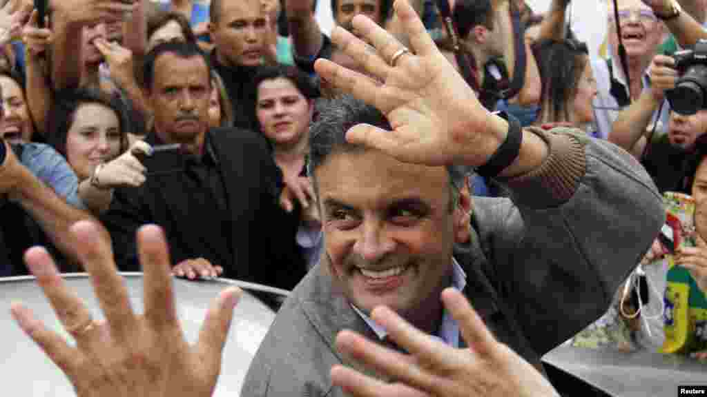 Brazil's presidential candidate Aecio Neves of Brazilian Social Democratic Party (PSDB) greets supporters in Sao Joao del Rei, Oct. 25, 2014. 