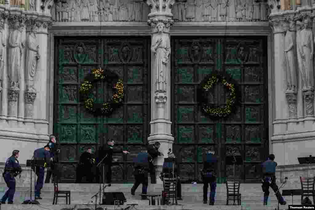 미국 뉴욕주 맨해튼의 세인트 존 더 디바인 대성당 앞에서 지난 13일 캐럴을 부르던 합창단을 보기 위해 모여있던 군중을 향해 총을 발사한 남성에 경찰에 포위했다. 범인은 경찰이 쏜 총에 맞아 병원으로 이송됐지만 사망했다. 