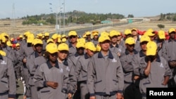 资料照：中国和埃塞俄比亚的建筑工人在亚的斯亚贝巴附近参加一条高速公路的开工仪式。（2014年5月5日）