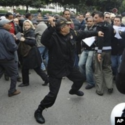 Heurts entre policiers et manifestants au début des émeutes, à Tunis