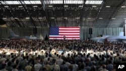 Predsednik SAD Donald Tramp govori pred američkim vojnim osobljem i pripadnicima Japanskih odbrambenih snaga tokom svoje posete američko vazdušnoj bazi Jakota, u blizini Tokija, 5. novembra 2017.