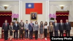 台湾总统蔡英文颁授美国在台协会台北办事处处长梅健华“大绶景星勋章” (台湾总统府)