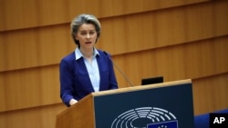 Presiden Komisi Eropa Ursula Von der Leyen berpidato di hadapan anggota parlemen Eropa di Brussels, 10 Februari 2021. (AP Photo/Francisco Seco)