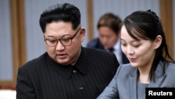Pemimpin Korea Utara Kim Jong Un (kiri) dan adiknya Kim Yo Jong menghadiri pertemuan dengan Presiden Korea Selatan pada saat itu, Moon Jae-in, di zona demiliterisasi Korea, pada 27 April 2018. (Foto: Korea Summit Press Pool/Pool via Reuters)