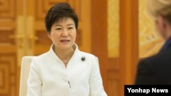 청와대에서 외신과 인터뷰 중인 박근혜 한국 대통령. (자료사진)