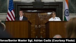 Menteri Pertahanan AS Ash Carter (kiri) berbicara dalam konferensi pers gabungan dengan Menteri Pertahanan India Manohar Parrikar di New Delhi, April 2016.