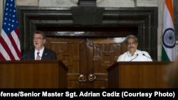 Bộ trưởng Quốc phòng Mỹ Ash Carter (trái) phát biểu trong một buổi họp báo chung với Bộ trưởng Quốc phòng Ấn Độ Manohar Parrikar ở New Dehli, Ấn Độ, ngày 12 tháng 4 năm 2016. 